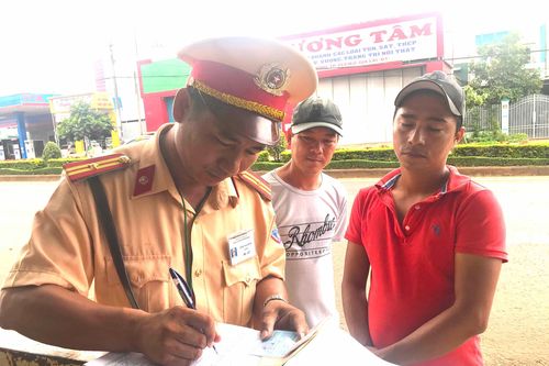 Bát nháo 'xe dù, bến cóc' ở Pleiku