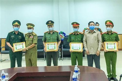 Trao thưởng lực lượng tham gia chữa cháy chợ Ka rôn