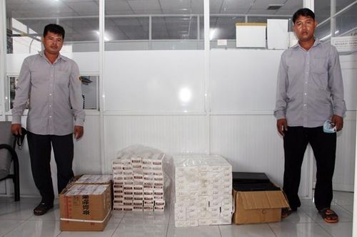 Xe khách chở thuê nhiều hàng hóa lậu