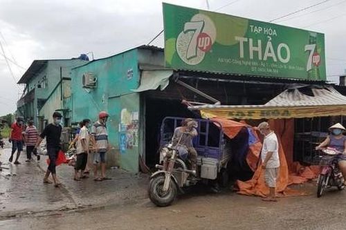 Sau tiếng nổ, cửa hàng tạp hóa cháy dữ dội ở Sài Gòn