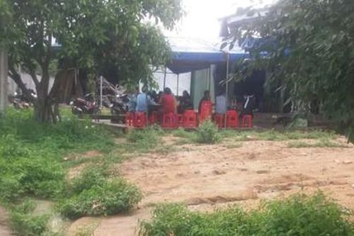 Em dùng kéo đâm chết anh ruột