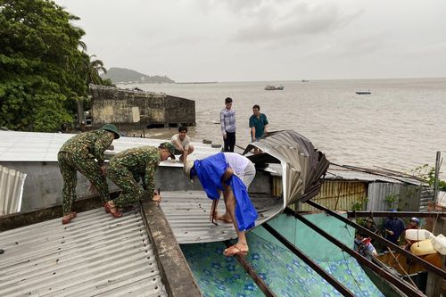 Ảnh hưởng hoàn lưu bão số 2: Hàng trăm căn nhà ở miền Tây bị sập và tốc mái