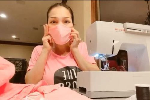Chống dịch COVID-19 tại Mỹ, ca sĩ Hồng Ngọc tự may khẩu trang