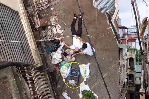 Đang đi bộ, người đàn ông bị xe rùa từ tầng 5 rơi trúng