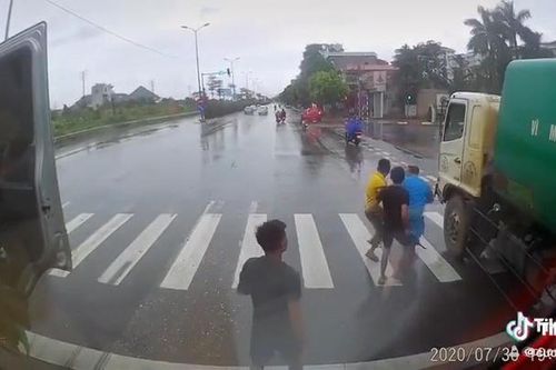 Hai tài xế cầm tuýp sắt đuổi đánh nhau sau va chạm giao thông