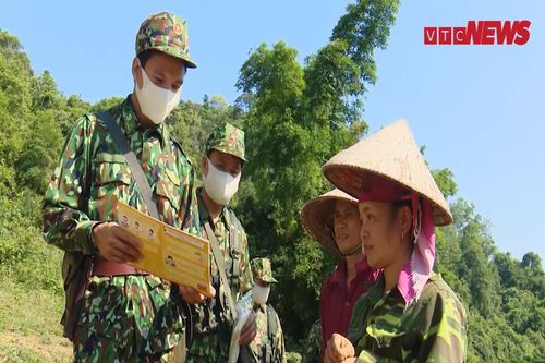 Biên phòng Sơn La tặng khẩu trang, phát loa tuyên truyền chống dịch COVID-19