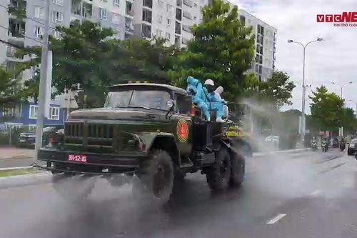 Quân đội dùng xe đặc chủng phu khử khuẩn toàn bộ quận Sơn Trà, Đà Nẵng
