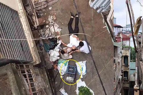 Đang đi bộ bị xe chở vật liệu xây dựng rơi trúng