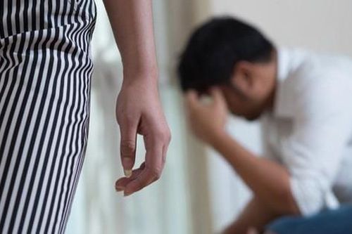 Sau phiên tòa ly hôn, chồng tôi về dọn đồ nhưng qua camera tôi thấy anh mang theo chiếc túi lạ, nghi ngờ nên tôi giật lấy và choáng váng vô cùng