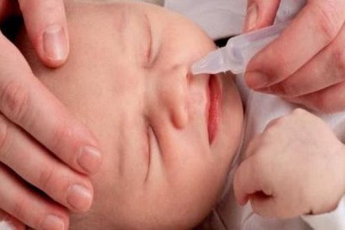 Cảnh giác với ngộ độc thuốc nhỏ mũi ở trẻ