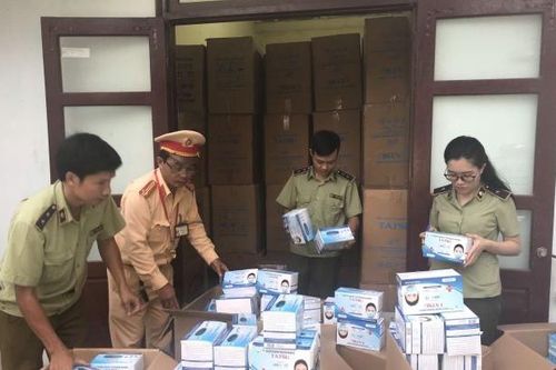 Cảnh sát giao thông phát hiện gần 1 triệu khẩu trang không rõ nguồn gốc giữa mùa dịch Covid-19