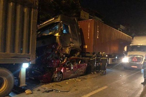 Ám ảnh kinh hoàng từ hiện trường vụ tai nạn xe container đè bẹp xe con chở 4 người