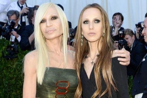 Cô gái thừa kế hãng Versace ghét thời trang, gầy trơ xương vì biếng ăn