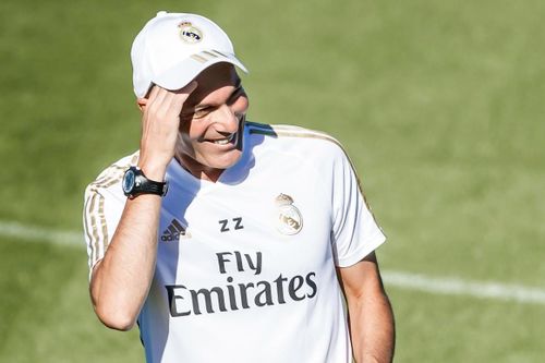 Zidane liên tục ngoặt bóng khi đối mặt thủ môn trẻ