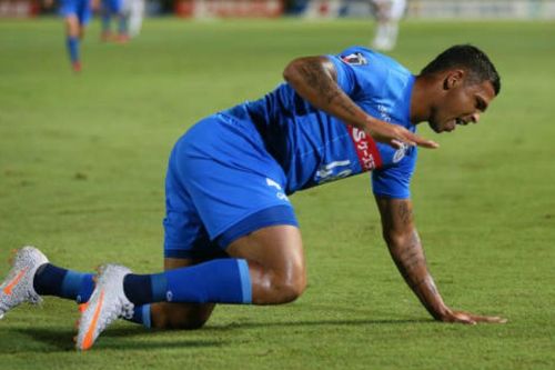 Pha bò trên sân để ăn mừng kiểu Gomis được tái hiện ở Nhật