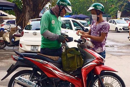 Tài xế xe ôm công nghệ: Nhiều rủi ro rình rập