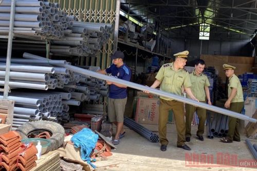 Thu giữ nhiều ống nhựa có dấu hiệu giả mạo nhãn hiệu Tiền Phong