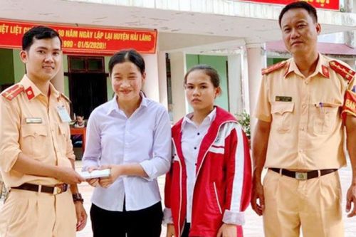 Khen thưởng 2 nữ sinh làm việc tốt