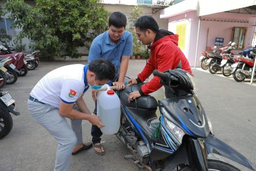 Thành Đoàn TP. HCM tặng dung dịch sát khuẩn cho các trường học