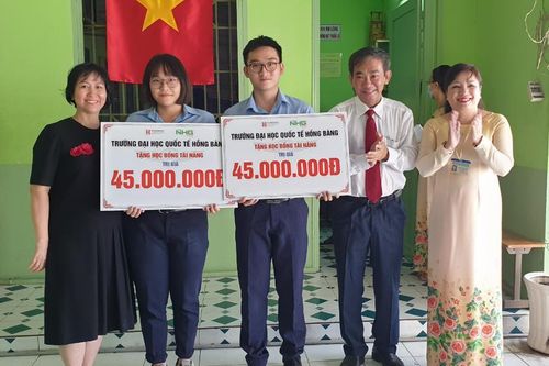 Trường ĐH Quốc tế Hồng Bàng trao học bổng cho hai Kiện tướng quốc gia
