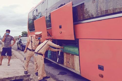 Phát hiện xe khách vận chuyển 50.000 chiếc khẩu trang không rõ nguồn gốc