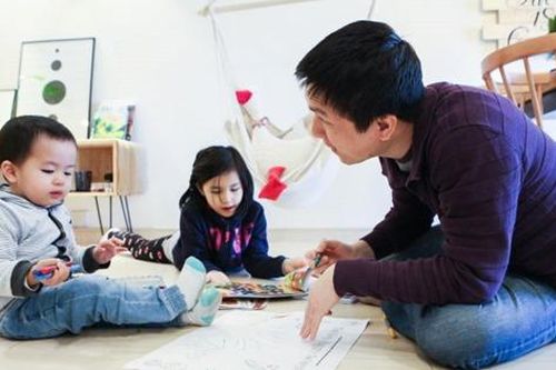 Dạy trẻ làm quen sách từ 3 tháng tuổi