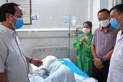 Lãnh đạo thành phố Hà Nội thăm hỏi các nạn nhân vụ tai nạn trên quốc lộ 5