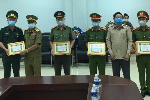 Chính quyền huyện Sê Pôn, tỉnh Savannakhet khen thưởng lực lượng chữa cháy chợ Karon tại Lào