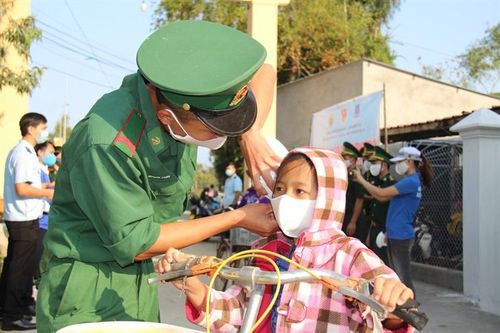BĐBP Quảng Ngãi phát miễn phí khẩu trang phòng ngừa Covid-19