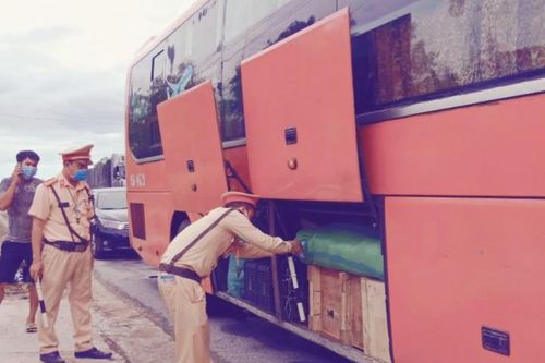 Bắt xe khách chở 50 ngàn khẩu trang 'lậu' đang đi tiêu thụ