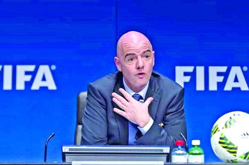 Bị điều tra, Chủ tịch FIFA không bị đình chỉ chức vụ