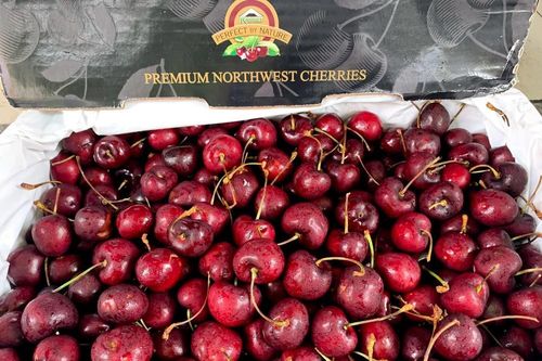 Hoa tươi tăng giá ngày Rằm, hoa quả nhập rẻ bất ngờ