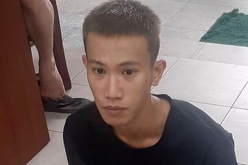 Vào cửa hàng tiện lợi dùng dao khống chế nhân viên cướp tiền lúc rạng sáng