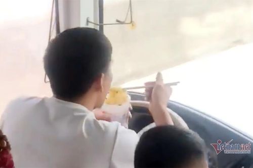 Tài xế xe giường nằm ở Nghệ An vừa lái vừa ăn mì tôm