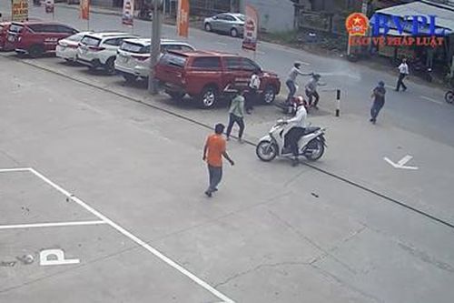 CLIP 2 đối tượng giật dây chuyền, hung hãn chống trả người vây bắt