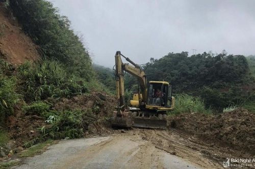 Nhiều tuyến đường ở Nghệ An bị sạt lở sau mưa bão số 2