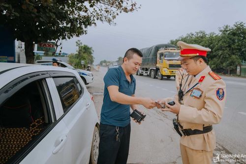 Khi tuần tra, kiểm soát, Cảnh sát giao thông có những quyền gì?