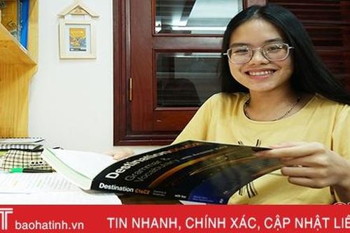 Nữ sinh Hà Tĩnh giành thủ khoa chuyên Anh 'trường bộ'