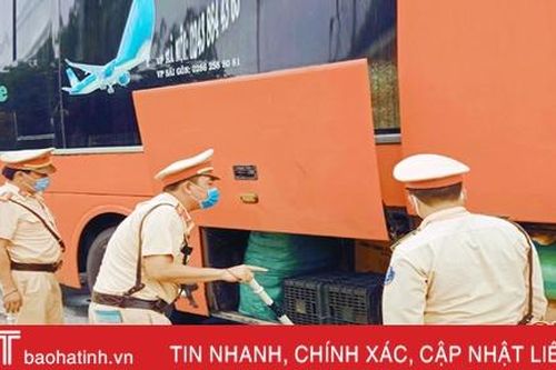 Xe khách vận chuyển 50 ngàn khẩu trang không rõ nguồn gốc qua Hà Tĩnh
