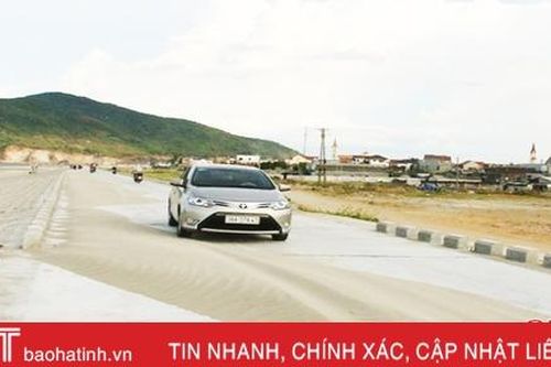 Cát phủ kín mặt đường đê biển Lộc Hà tiềm ẩn nguy cơ tai nạn giao thông