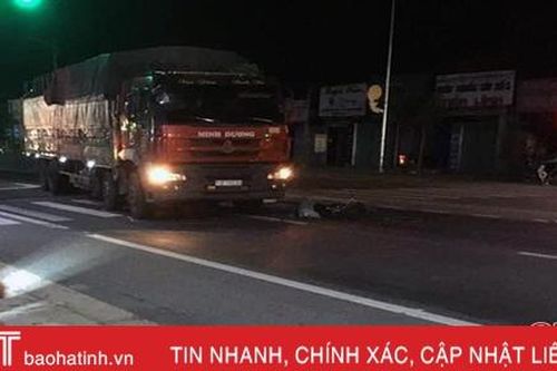 Đạp xe qua ngã 3 trên QL 1A ở Hà Tĩnh, một phụ nữ bị xe tải tông tử vong