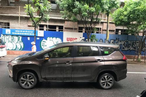 Hà Nội: Thanh sắt dài 2m rơi xuống đâm thủng nóc ôtô 7 chỗ