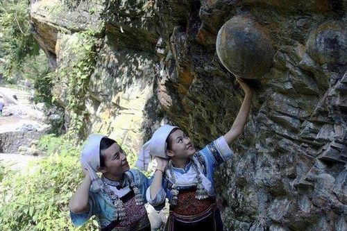 Vách đá kỳ quái cứ 30 năm lại 'đẻ trứng' một lần