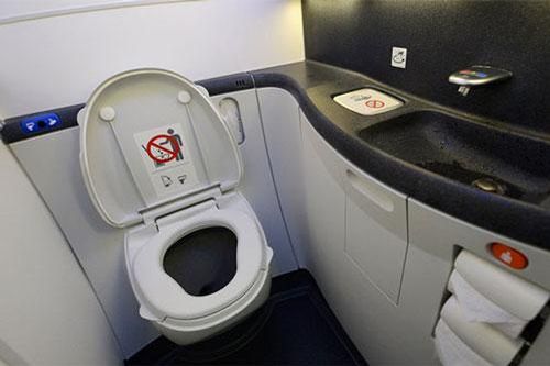 Chuyện gì xảy ra nếu trên máy bay bạn ấn nút xả bồn cầu toilet khi đang ngồi?