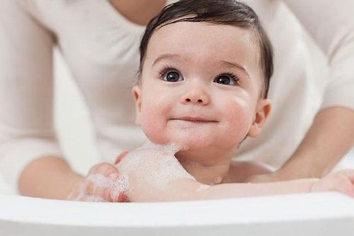 Tắm cho con thời điểm này không khác gì 'dìm con xuống bể', bé có thể đột quỵ, thậm chí dẫn đến tử vong