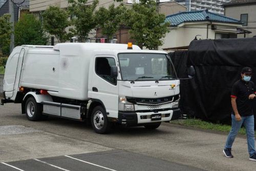 Mitsubishi Fuso trình làng xe chở rác thế hệ mới, tự đi theo người thu gom