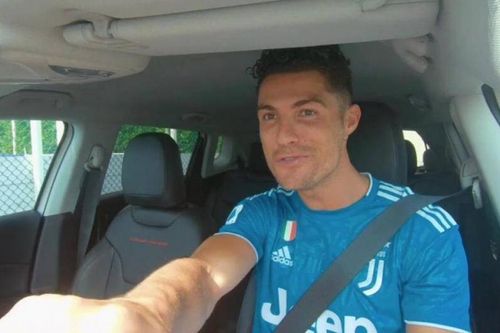 Vì sao các cầu thủ Juventus đồng loạt lái thử các mẫu xe Jeep?