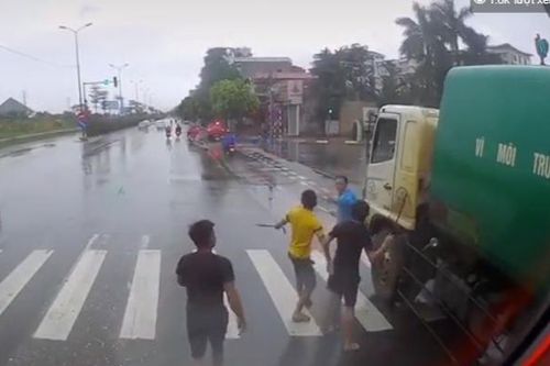 Clip: Xích mích giao thông, các tài xế cầm tuýp sắt đuổi đánh nhau trên đường