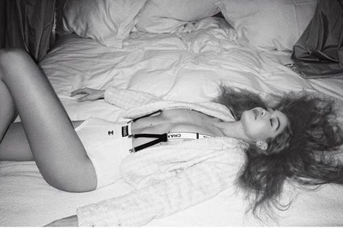 Chân dài Gigi Hadid tung ảnh trước khi mang thai gợi cảm đến nghẹt thở