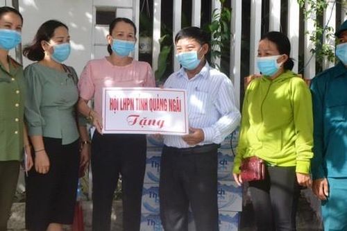 Cán bộ Hội LHPN tỉnh Quảng Ngãi quyên góp hỗ trợ người dân khu vực cách ly vì Covid-19